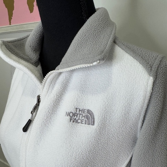 The North Face Flashdry Women’s Fleece Jacket (M) - Picture 3 of 10